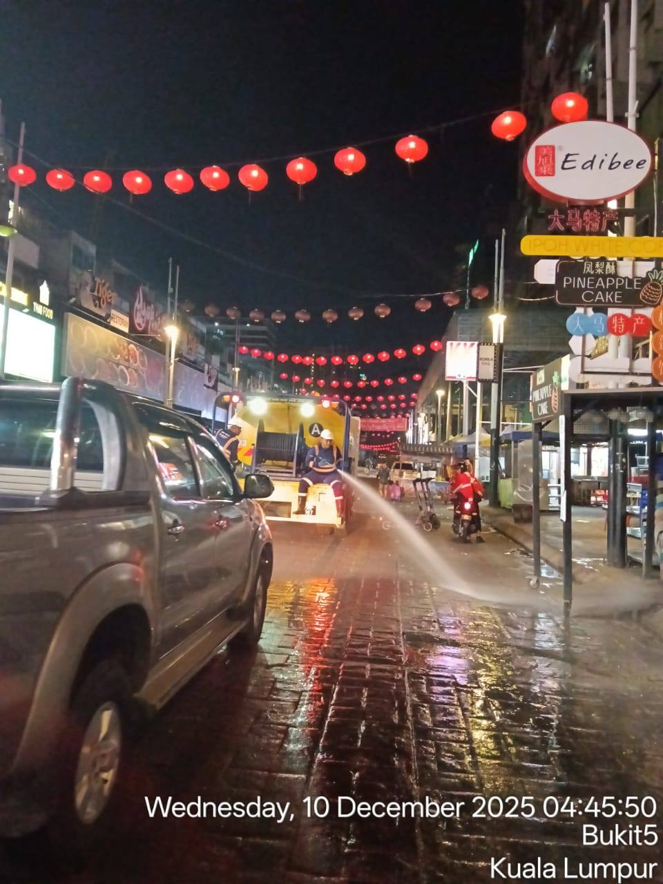 KERJA-KERJA PEMBERSIHAN JALAN DI PUSAT BANDAR - December 10, 2025