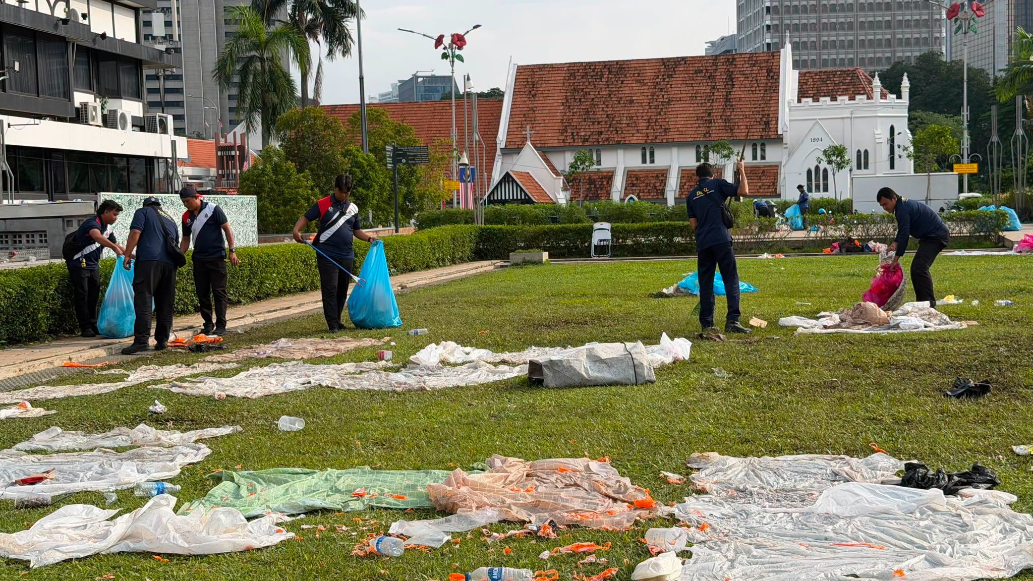 Sorakan Berakhir, Padang Bersejarah Ini Ditinggalkan Dalam Keadaan Dipenuhi Sampah Sarap