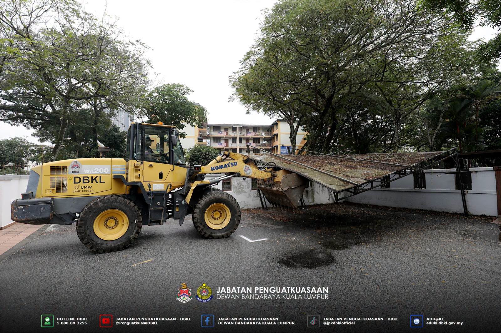 Operasi Runtuh Struktur Tempat Letak Kereta Tanpa Kelulusan Di Rezab Jalan