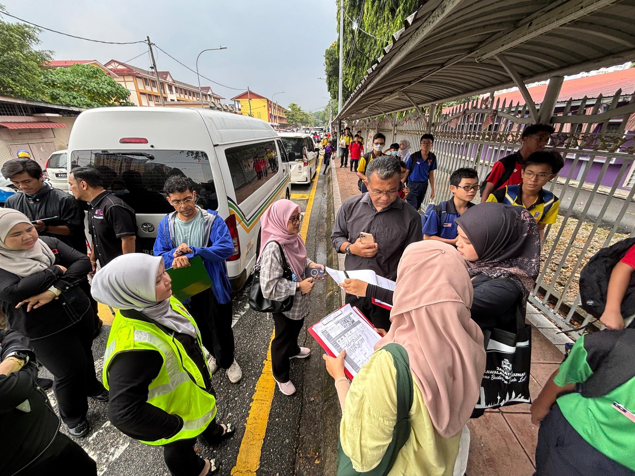 Usaha Meningkatkan Keselamatan Jalan Di Kawasan Sekolah - December 18, 2025